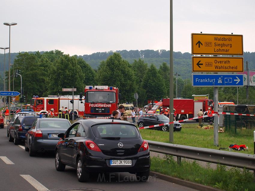 Schwerer Unfall mit Reisebus Lohmar Donrather Dreieck P300.JPG